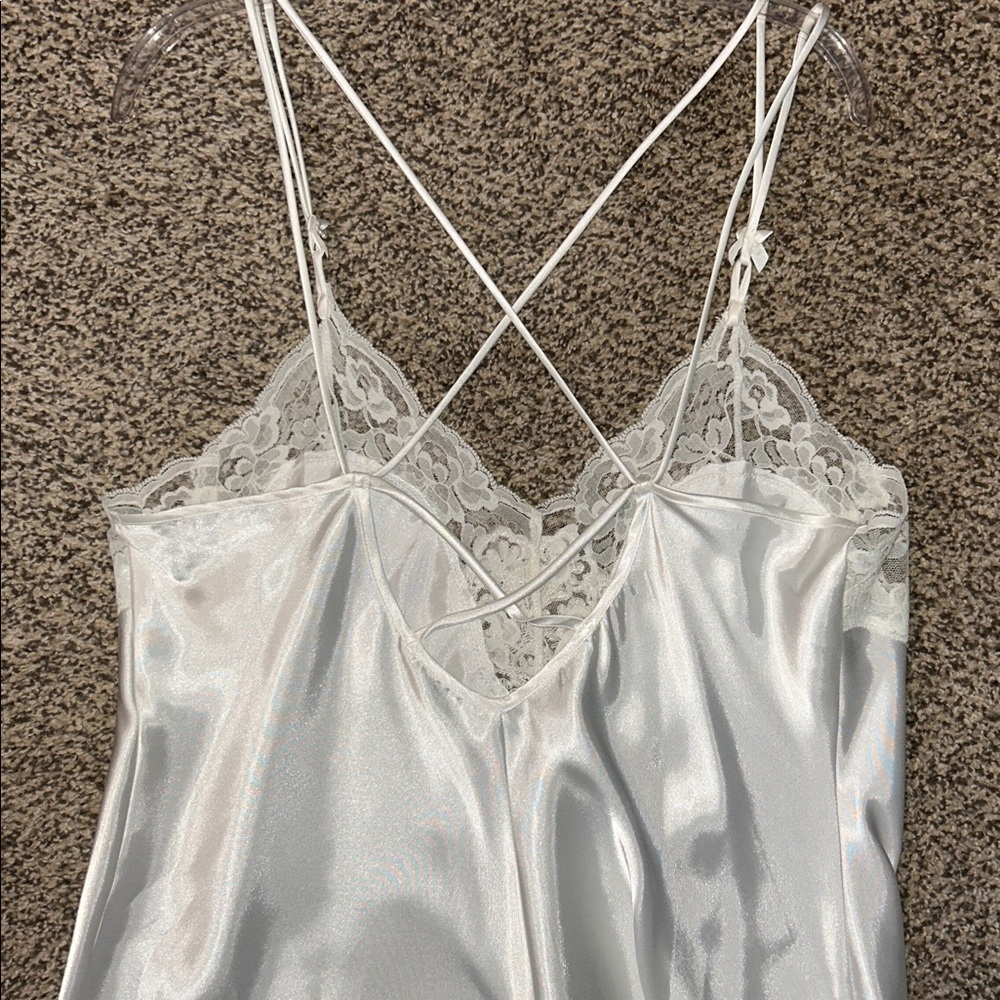 Elegant White Lace Women's Bridal Nightgown & Robe Set - Picture 6 of 10